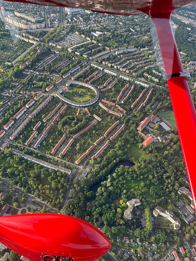 Berlin von oben Tempelhof.jpg