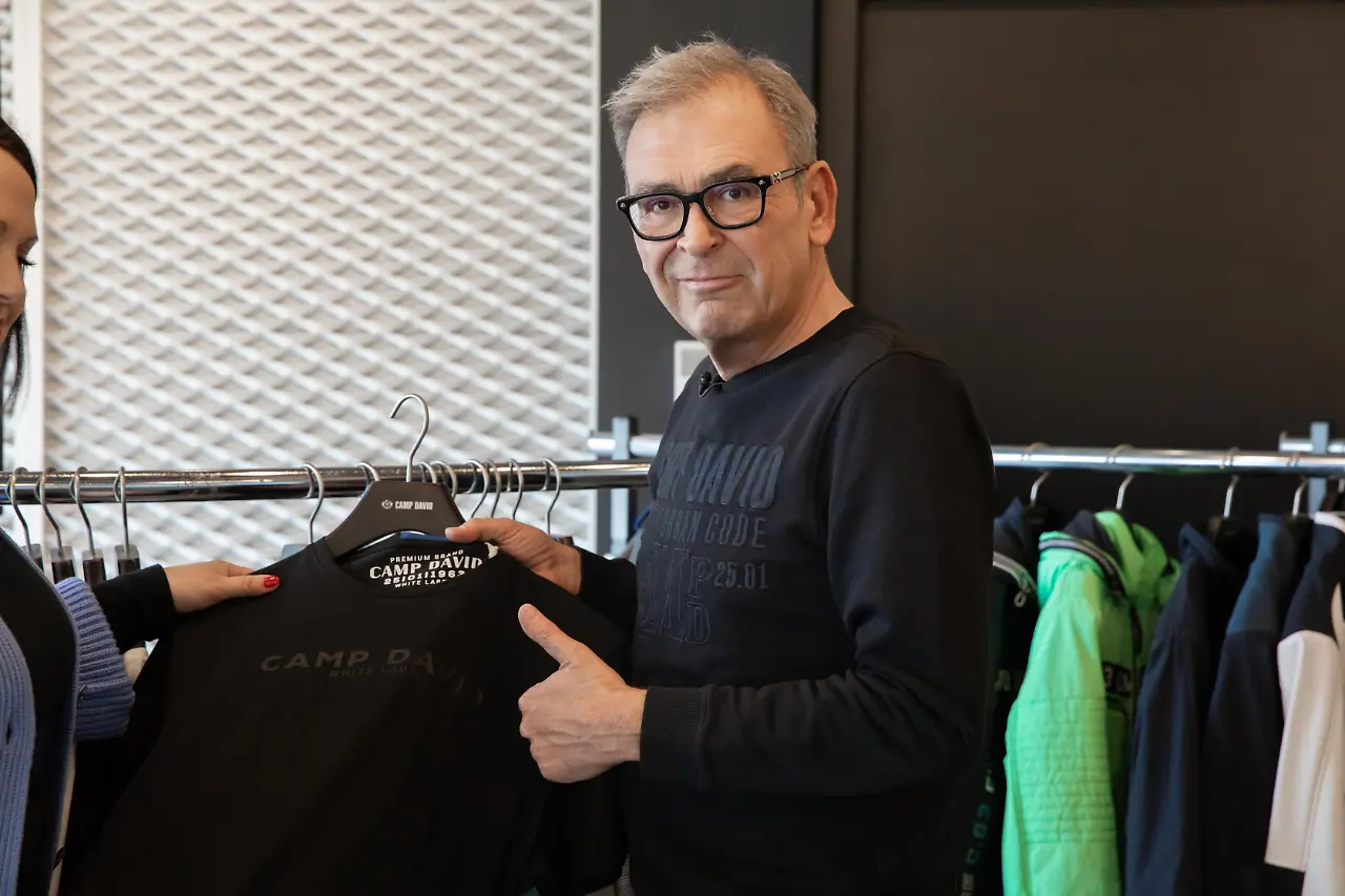 Arnos T-Shirt Arno checkt Materialen und Stoffe