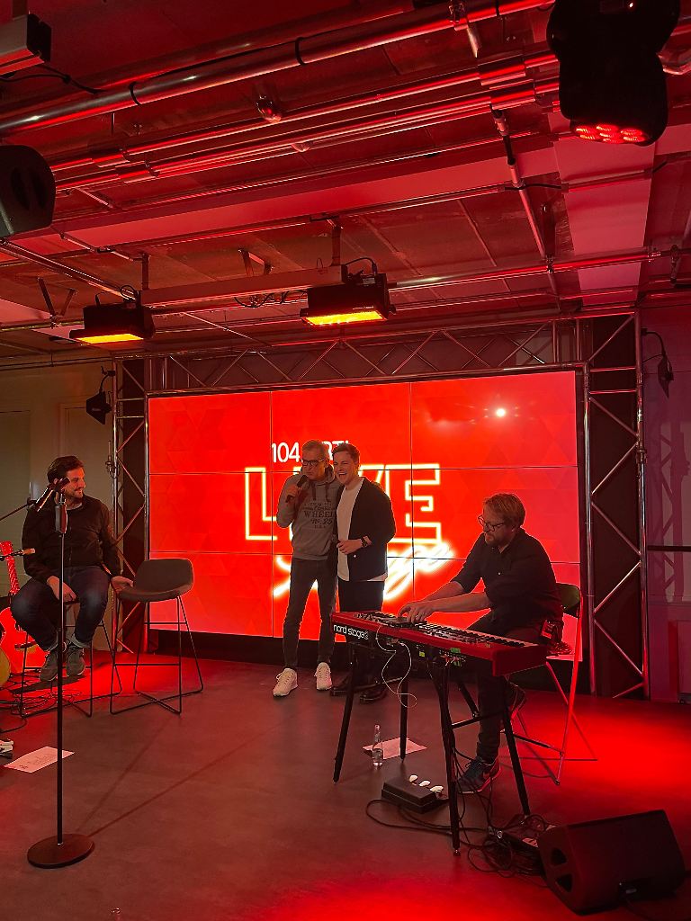 Die 104.6 RTL Live-Lounge mit Tom Gregory