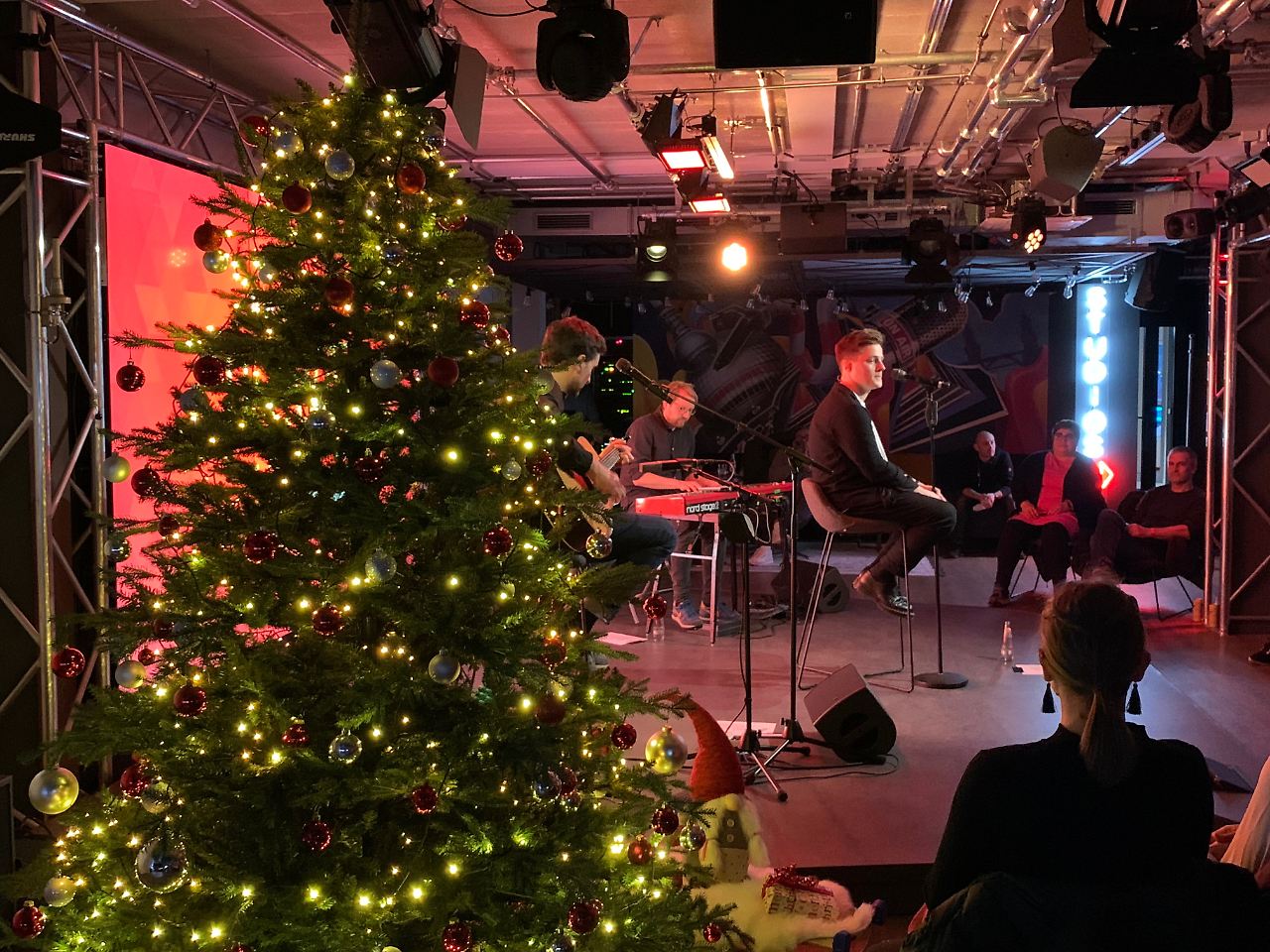 Die 104.6 RTL Live-Lounge mit Tom Gregory